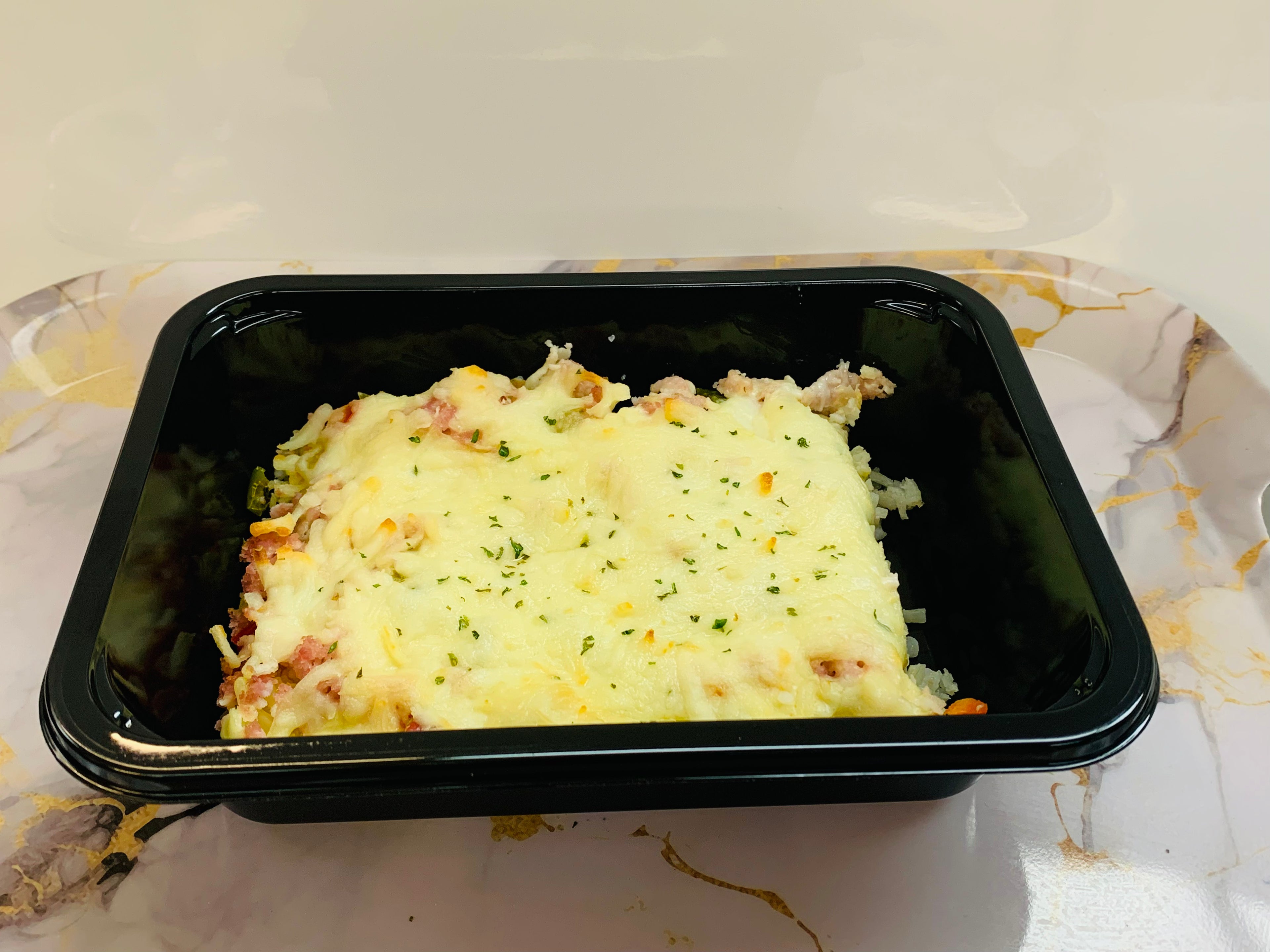Pizza de riz, sauce béchamel, jambon et légumes