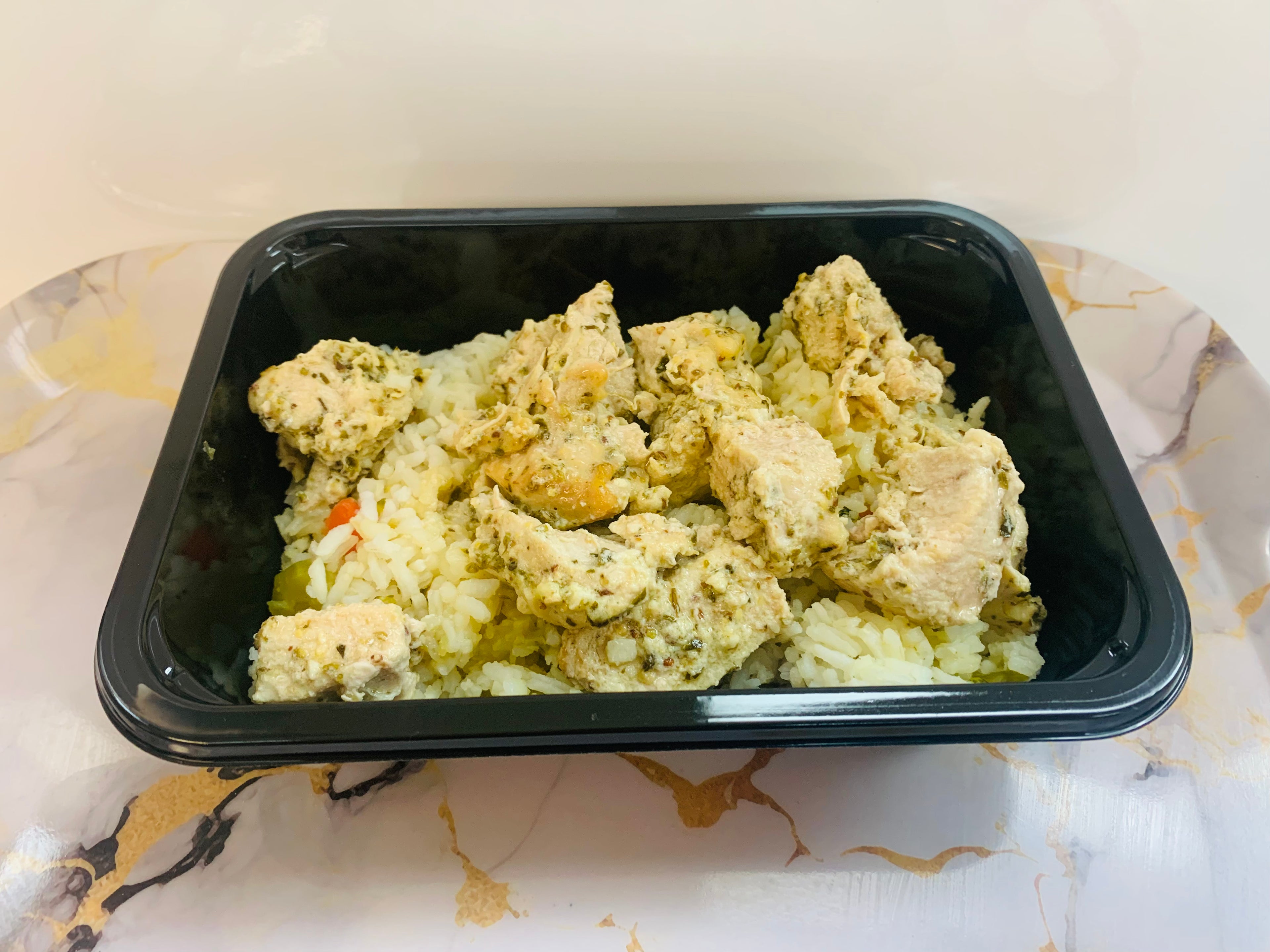 Cubes de poulet à la grecque avec riz aux légumes