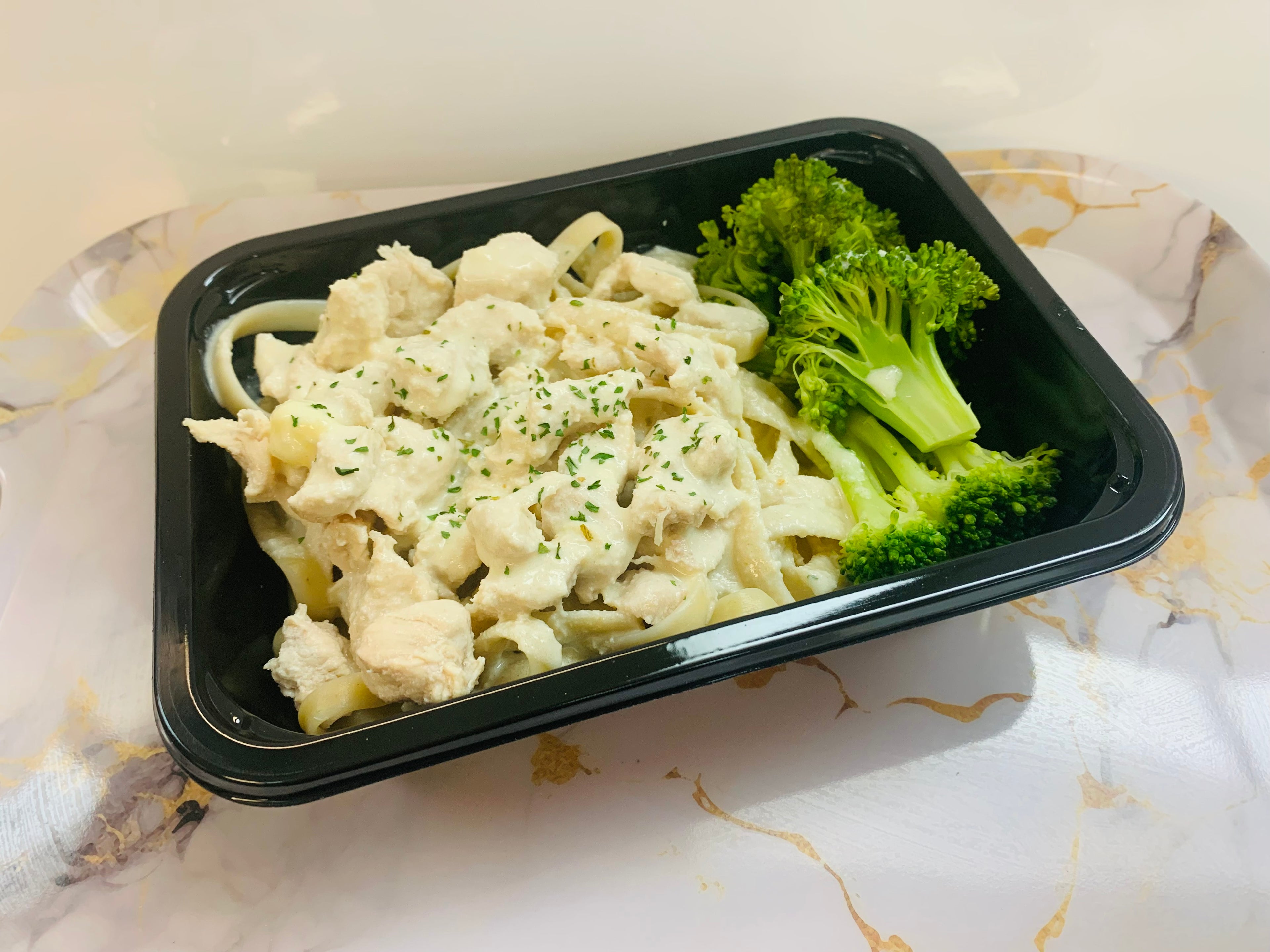 Fettucine alfredo au poulet avec brocoli vapeur